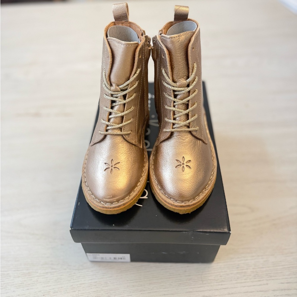 EMILE ET IDA
Emi Lace-Up Boots | Gold
 Kids Metallic Lace-Up Boots Size 26 NWT